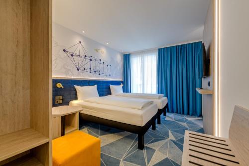 Moderna habitación Comfort con 2 camas individuales (100 x 200 cm) del hotel ibis Styles Bad Reichenhall. Foto 6