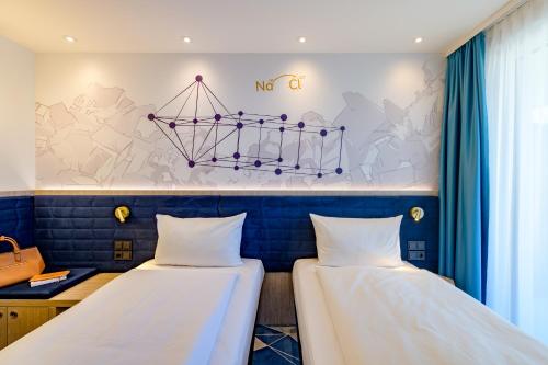 Moderna habitación Comfort con 2 camas individuales (100 x 200 cm) del hotel ibis Styles Bad Reichenhall. Foto 7