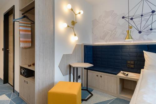 Moderna habitación Comfort con 2 camas individuales (100 x 200 cm) del hotel ibis Styles Bad Reichenhall. Foto 9