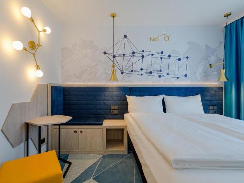Moderna y cómoda habitación doble con 1 cama doble (160 x 200 cm) del hotel ibis Styles Bad Reichenhall. Foto 1