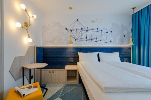 Moderna y cómoda habitación doble con 1 cama doble (160 x 200 cm) del hotel ibis Styles Bad Reichenhall. Foto 8
