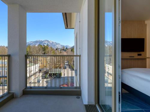 Habitación Comfort con balcón y 2 camas individuales (100 cm x 200 cm) del hotel ibis Styles Bad Reichenhall. Foto 5