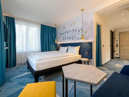 Moderna habitación familiar con 1 cama doble y 1 litera del hotel ibis Styles Bad Reichenhall. Foto 1