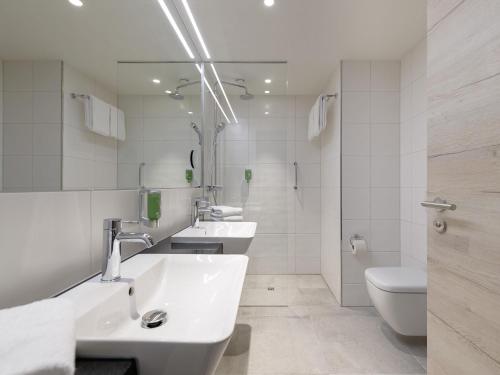 Moderna habitación familiar con 1 cama doble y 1 litera del hotel ibis Styles Bad Reichenhall. Foto 4