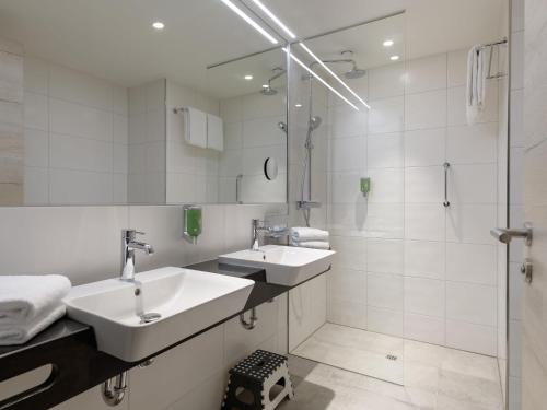 Moderna habitación familiar con 1 cama doble y 1 litera del hotel ibis Styles Bad Reichenhall. Foto 5