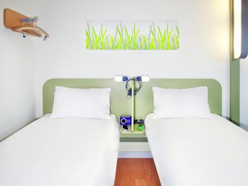 Habitación Doble con dos camas individuales del hotel Ibis Budget Augsburg Gersthofen. Foto 3