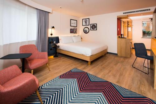 Habitación con cama extragrande - Adaptada para personas de movilidad reducida del hotel Hampton by Hilton London Park Royal