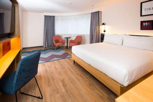 Habitación con cama extragrande - Adaptada para personas de movilidad reducida del hotel Hampton by Hilton London Park Royal. Foto 1