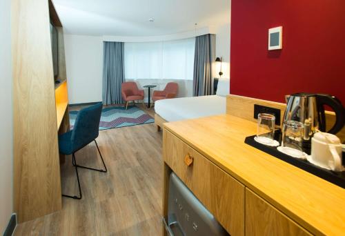 Habitación con cama extragrande - Adaptada para personas de movilidad reducida del hotel Hampton by Hilton London Park Royal. Foto 3