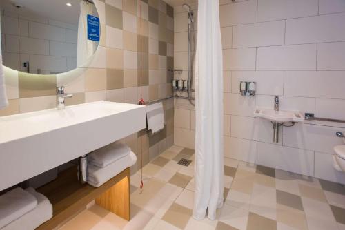 Habitación con cama extragrande - Adaptada para personas de movilidad reducida del hotel Hampton by Hilton London Park Royal. Foto 4