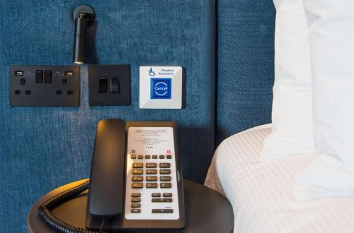 Habitación con cama extragrande - Adaptada para personas de movilidad reducida del hotel Hampton by Hilton London Park Royal. Foto 5