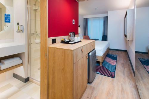 Habitación con cama grande del hotel Hampton by Hilton London Park Royal
