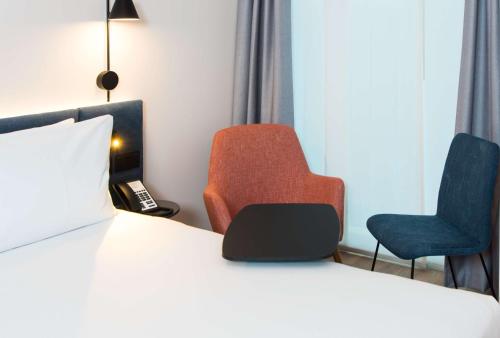 Habitación con cama grande del hotel Hampton by Hilton London Park Royal. Foto 2