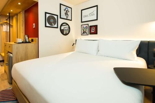 Habitación con cama grande del hotel Hampton by Hilton London Park Royal. Foto 3