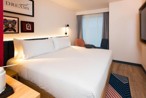 Habitación con cama grande del hotel Hampton by Hilton London Park Royal. Foto 5