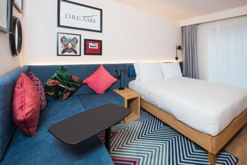 Habitación con sofá cama - 1 cama grande del hotel Hampton by Hilton London Park Royal
