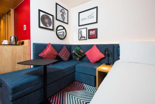 Habitación con sofá cama - 1 cama grande del hotel Hampton by Hilton London Park Royal. Foto 3