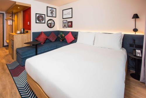 Habitación con sofá cama - 1 cama grande del hotel Hampton by Hilton London Park Royal. Foto 7