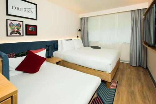 Habitación Familiar Comunicada - 1 cama grande del hotel Hampton by Hilton London Park Royal. Foto 1
