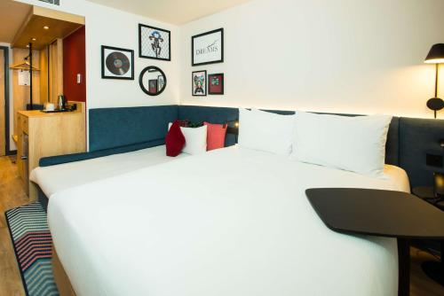 Habitación Familiar Comunicada - 1 cama grande del hotel Hampton by Hilton London Park Royal. Foto 2