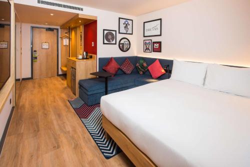 Habitación Familiar Comunicada - 1 cama grande del hotel Hampton by Hilton London Park Royal. Foto 4