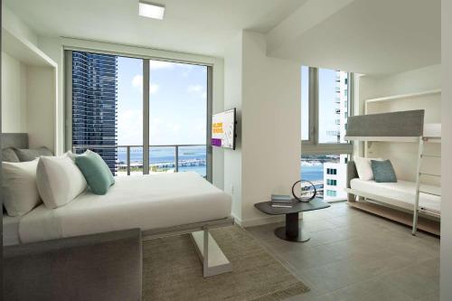 Estudio - 1 cama grande y 2 literas del hotel Yotel Miami. Foto 1