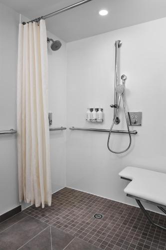 Habitación de Primera Clase adaptada para personas con movilidad reducida - 1 cama grande del hotel Yotel Miami. Foto 3