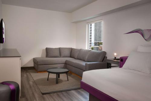 Habitación Familiar de Primera Clase adaptada para personas con movilidad reducida del hotel Yotel Miami. Foto 2