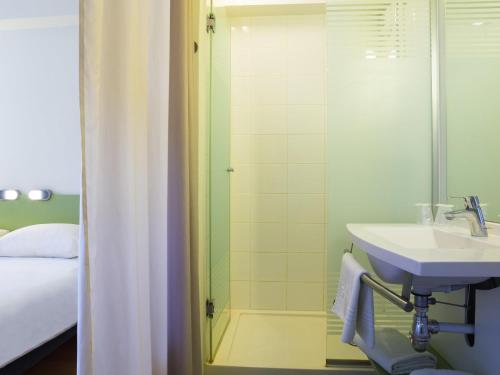 DOBLE - Habitación con una cama grande del hotel ibis budget Valence Sud. Foto 1