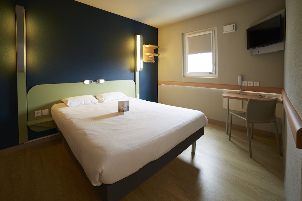 Habitación con cama grande del hotel Ibis Budget Chalon Sur Saone Nord. Foto 1