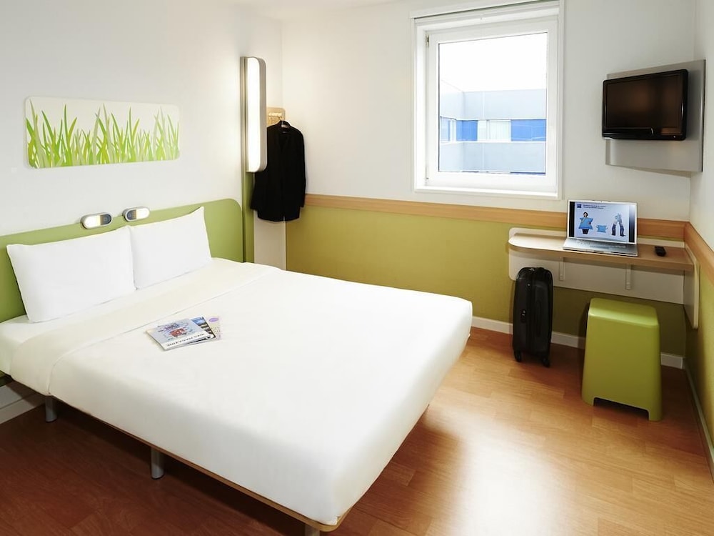 Habitación con cama grande del hotel Ibis Budget Chalon Sur Saone Nord. Foto 2
