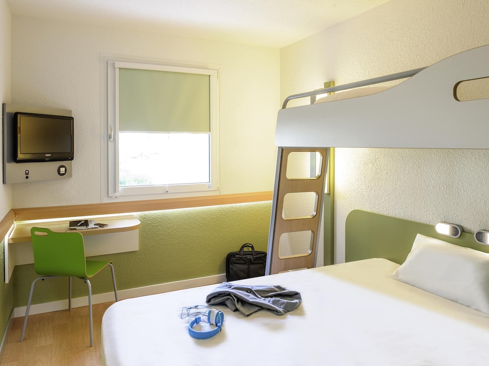 Habitación equipada con una cama doble y una litera del hotel Ibis Budget Chalon Sur Saone Nord. Foto 3