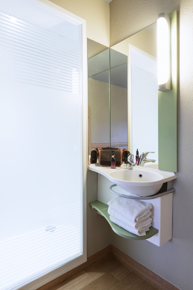 Habitación equipada con una cama doble y una litera del hotel Ibis Budget Chalon Sur Saone Nord. Foto 4