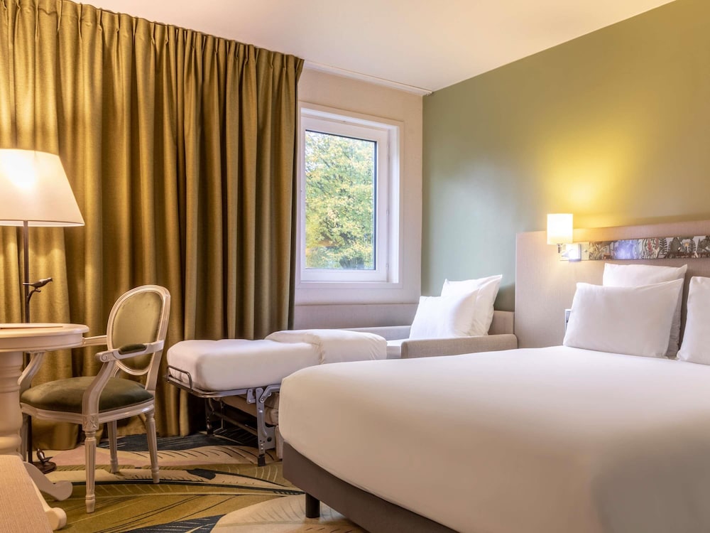 Habitación Clásica con 1 cama doble y 1 sofá cama del hotel Demeures De Campagne Parc Du Coudray – Mercure