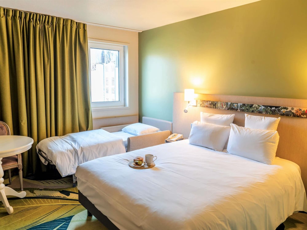 Habitación Clásica con 1 cama doble y 1 sofá cama del hotel Demeures De Campagne Parc Du Coudray – Mercure. Foto 1