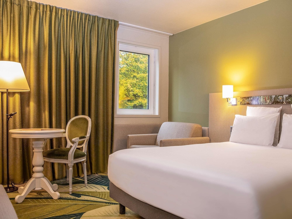 Habitación Clásica con 1 cama doble y 1 sofá cama del hotel Demeures De Campagne Parc Du Coudray – Mercure. Foto 2