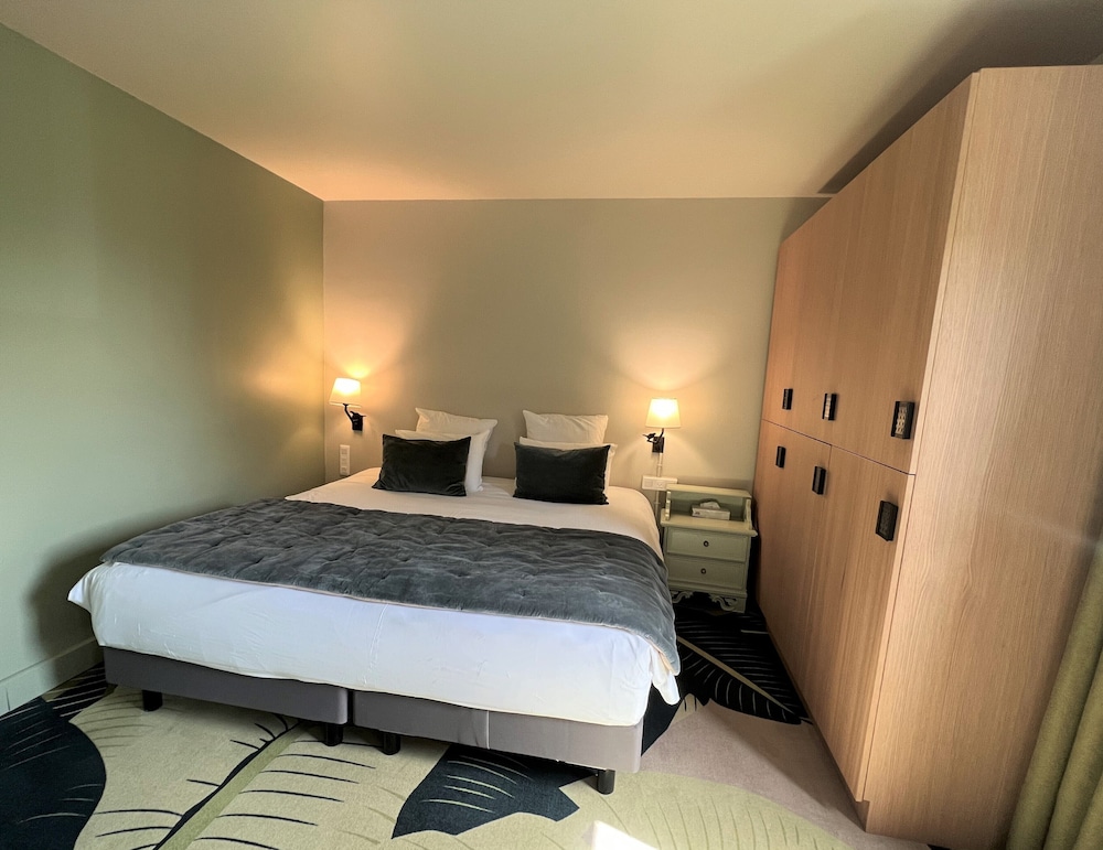 Habitación Tribu - 1 cama doble y 4 camas individuales del hotel Demeures De Campagne Parc Du Coudray – Mercure. Foto 1