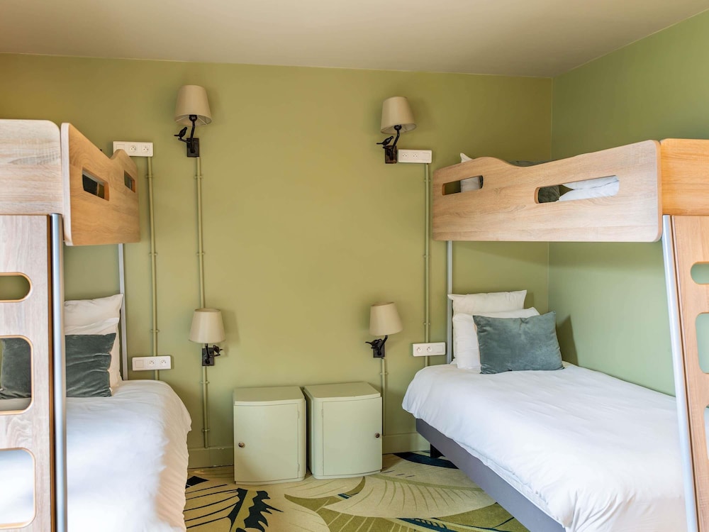 Habitación Tribu - 1 cama doble y 4 camas individuales del hotel Demeures De Campagne Parc Du Coudray – Mercure. Foto 4