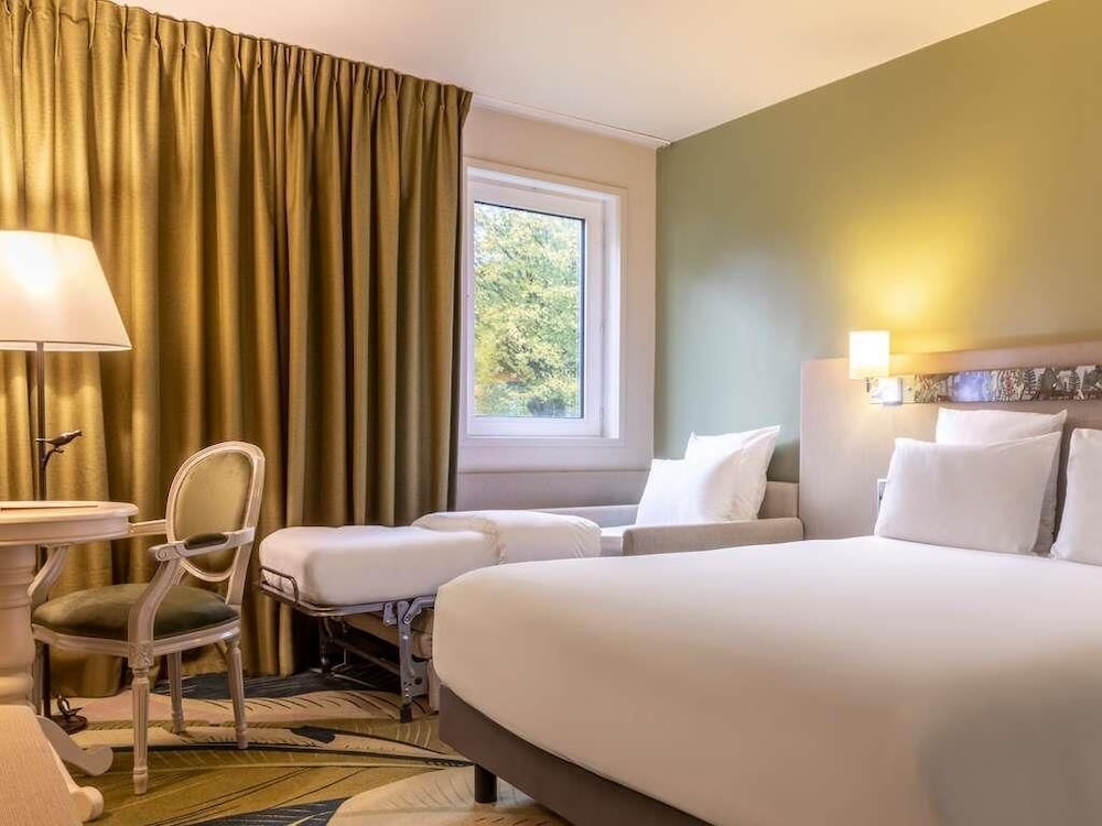 Habitación Clásica con 1 cama doble y 1 sofá cama del hotel Demeures De Campagne Parc Du Coudray – Mercure. Foto 5