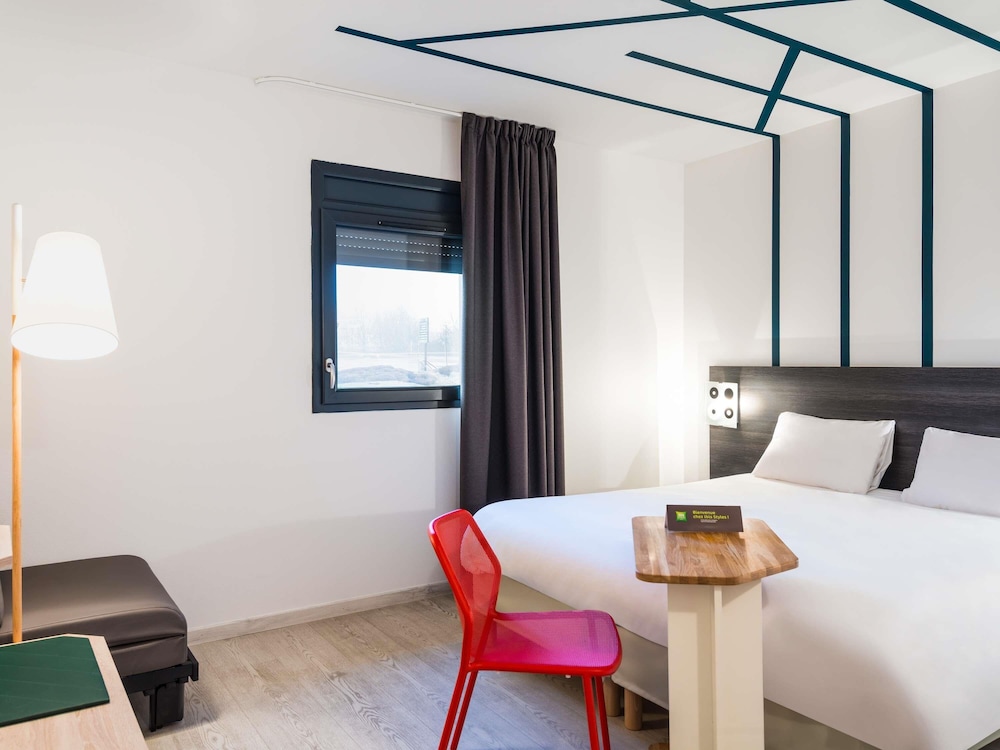 Habitación estándar con una cama doble del hotel Ibis Styles Rouen Val De Reuil. Foto 1