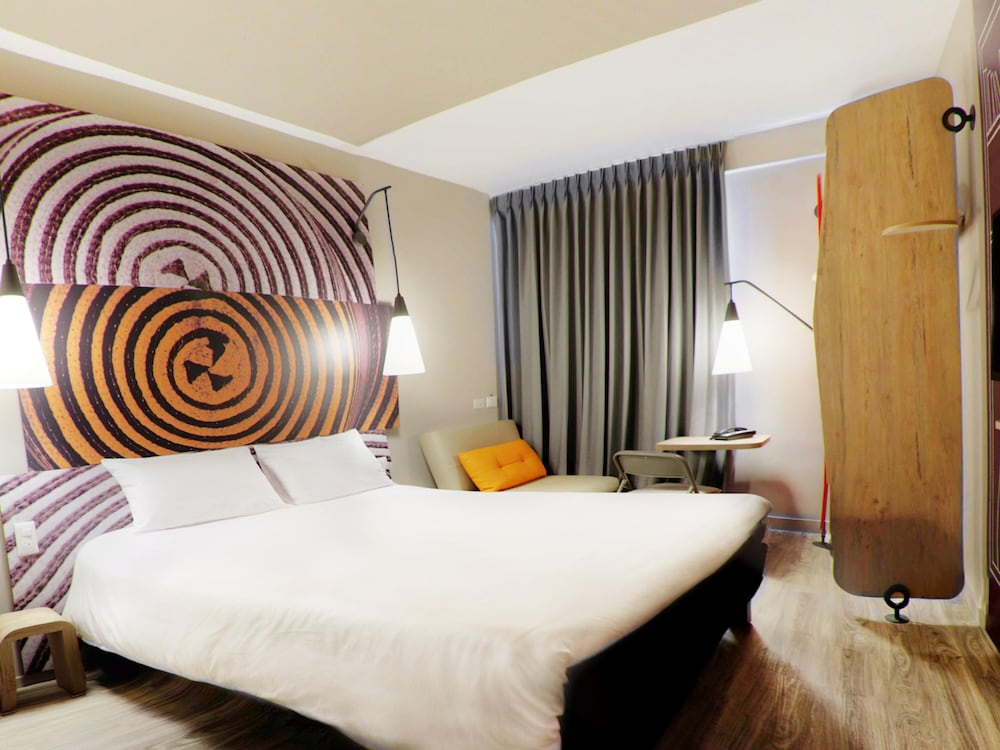 Habitación estandar con 1 cama doble y 1 cama adicional para niños del hotel Ibis Apartado. Foto 1