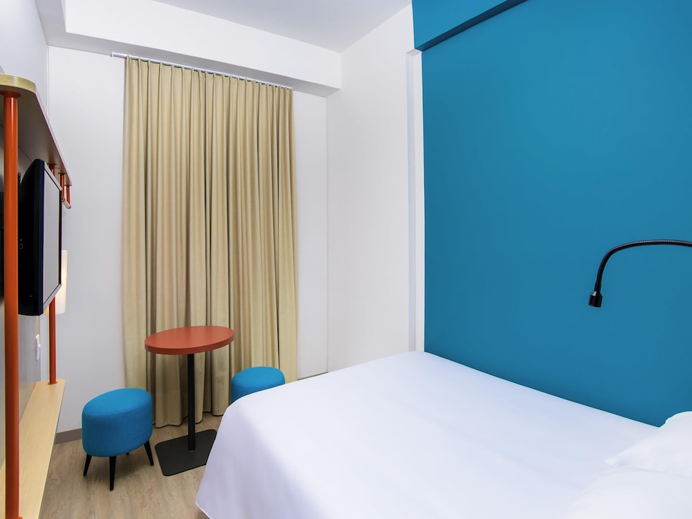 One double bed Standard del hotel Ibis Budget Itagui. Foto 2