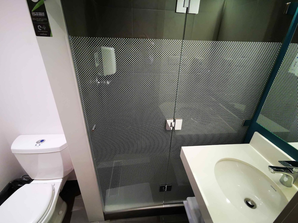 One double bed Standard del hotel Ibis Budget Itagui. Foto 3