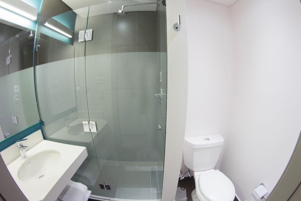 One double bed Standard del hotel Ibis Budget Itagui. Foto 4