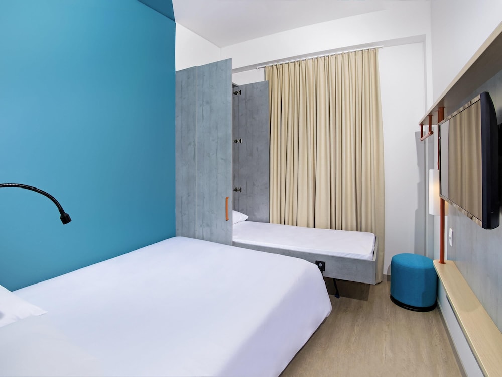 1 double bed + 1 single bed Standard del hotel Ibis Budget Itagui. Foto 1