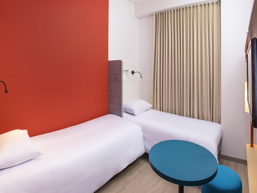 2 single beds Standard del hotel Ibis Budget Itagui. Foto 2
