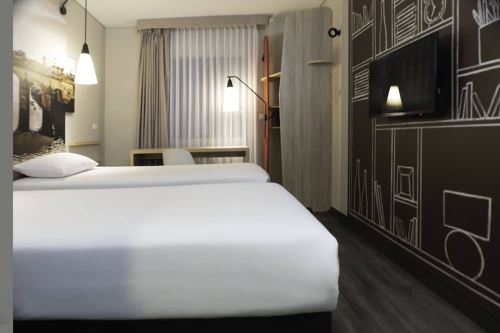 Habitación estándar con dos camas individuales del hotel Ibis Chia. Foto 8