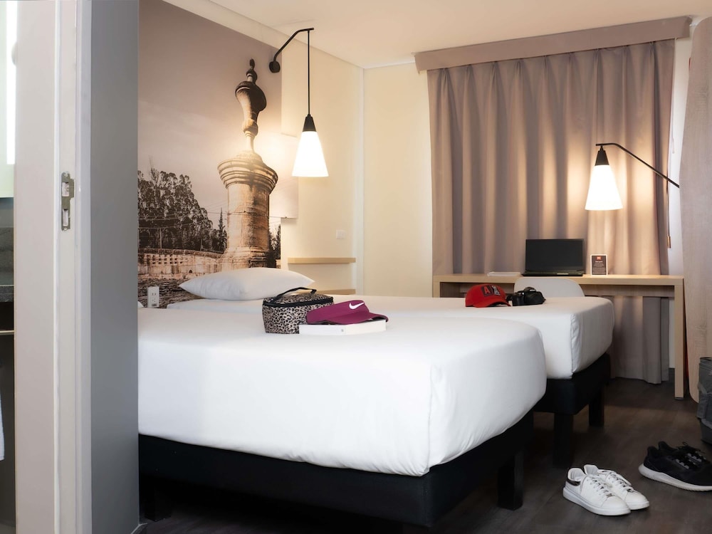 Habitación Estándar con 1 cama doble y 1 sofá cama del hotel Ibis Chia. Foto 9