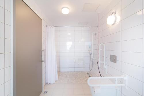 Habitación Doble adaptada para personas con movilidad reducida del hotel Toyoko Inn Frankfurt am Main Hauptbahnhof. Foto 4