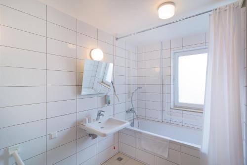 Habitación Doble adaptada para personas con movilidad reducida del hotel Toyoko Inn Frankfurt am Main Hauptbahnhof. Foto 5